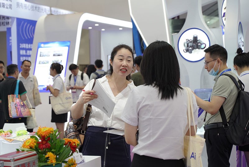 金年会jinnianhui
工作人员与现场参观者探讨产品图2