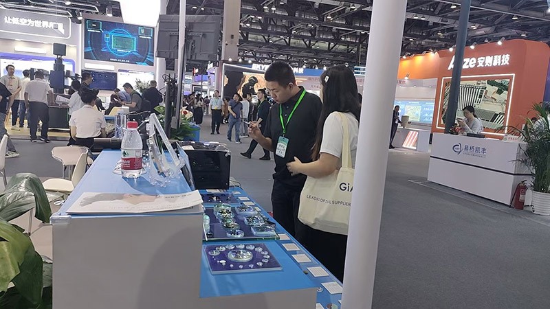 金年会jinnianhui
工作人员为现场人员讲解2